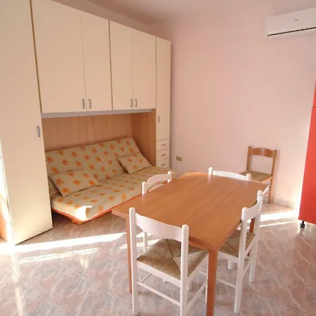 Apartment V4 *